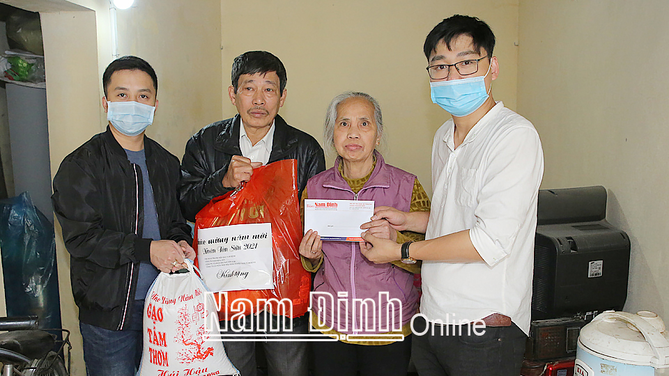 Chi đoàn Báo Nam Định thăm, tặng quà bà Bùi Thị Bé, là người neo đơn ở phường Trần Đăng Ninh (TP Nam Định) Ảnh: Văn Huỳnh