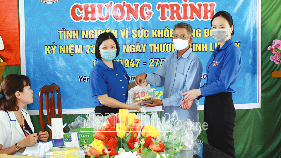 Cán bộ Tỉnh Đoàn cấp phát thuốc miễn phí cho thương, bệnh binh tại xã Yên Cường (Ý Yên).