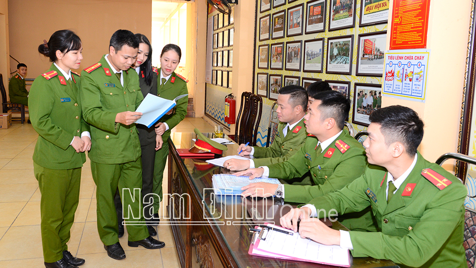 Công an thành phố Nam Định chuẩn bị tài liệu tuyên truyền phòng ngừa tội phạm phát hành đến nhân dân (Ảnh chụp tháng 12-2020).
