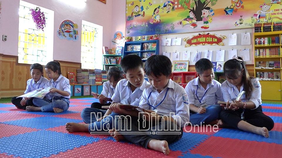 Học sinh Trường Tiểu học Xuân Hòa đọc sách trong thư viện đạt chuẩn của nhà trường.