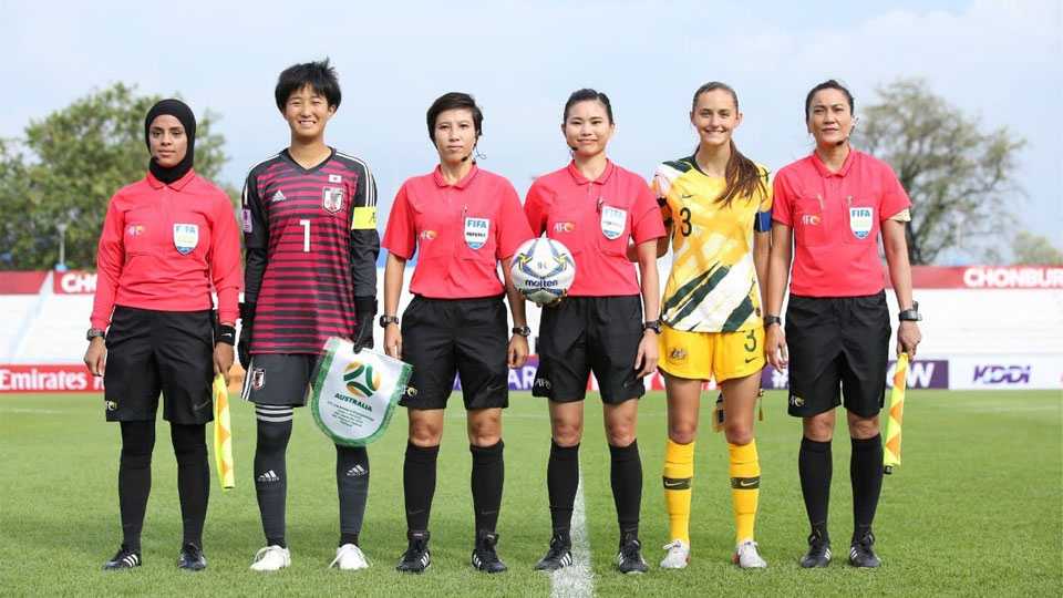 Trọng tài Bùi Thị Thu Trang (thứ ba từ trái sang) và trợ lý trọng tài Trương Thị Lệ Trinh (ngoài cùng bên phải) là hai đại diện của Việt Nam được FIFA lựa chọn ứng viên cho VCK bóng đá Nữ thế giới Australia/New Zealand 2023.