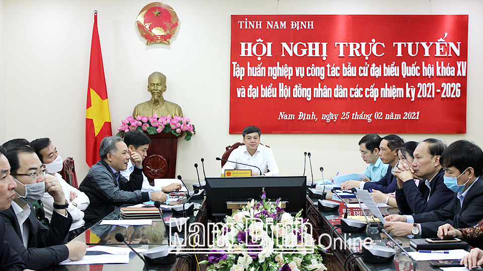 Đồng chí Trần Lê Đoài, TUV, Phó Chủ tịch UBND tỉnh chủ trì hội nghị tại điểm cầu tỉnh ta. 