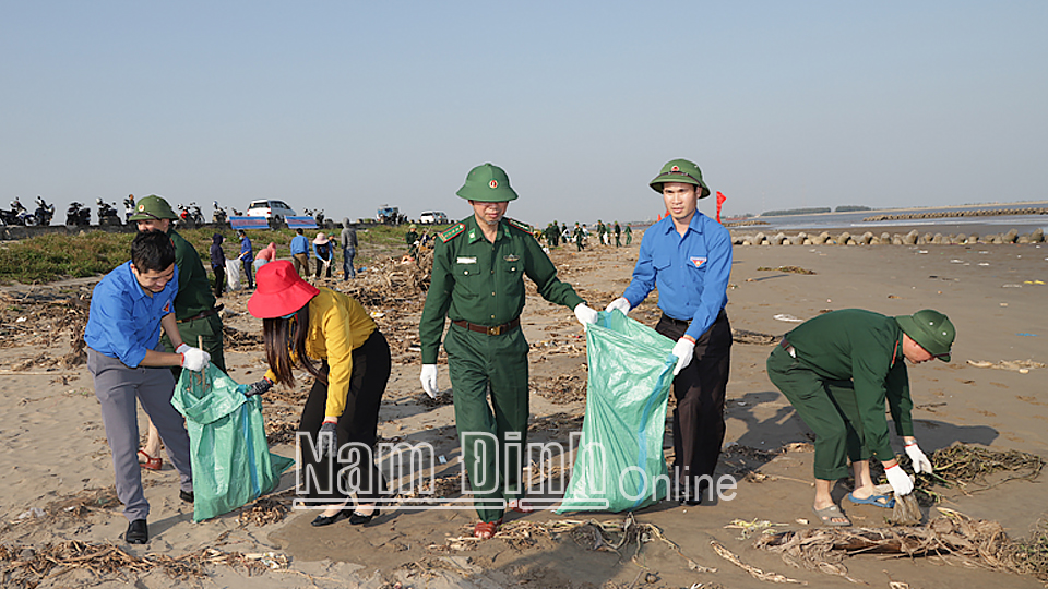 Bộ Chỉ huy BĐBP tỉnh và Tỉnh Đoàn phối hợp ra quân dọn vệ sinh môi trường biển khu vực biển xã Phúc Thắng (Nghĩa Hưng).