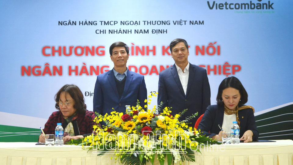 Đồng chí Trần Lê Đoài, TUV, Phó Chủ tịch UBND tỉnh và lãnh đạo NHNN chứng kiến ký kết hợp đồng tín dụng theo chương trình kết nối ngân hàng - doanh nghiệp giữa Vietcombank Chi nhánh Nam Định với Công ty TNHH Hồng Phát (KCN Hòa Xá).