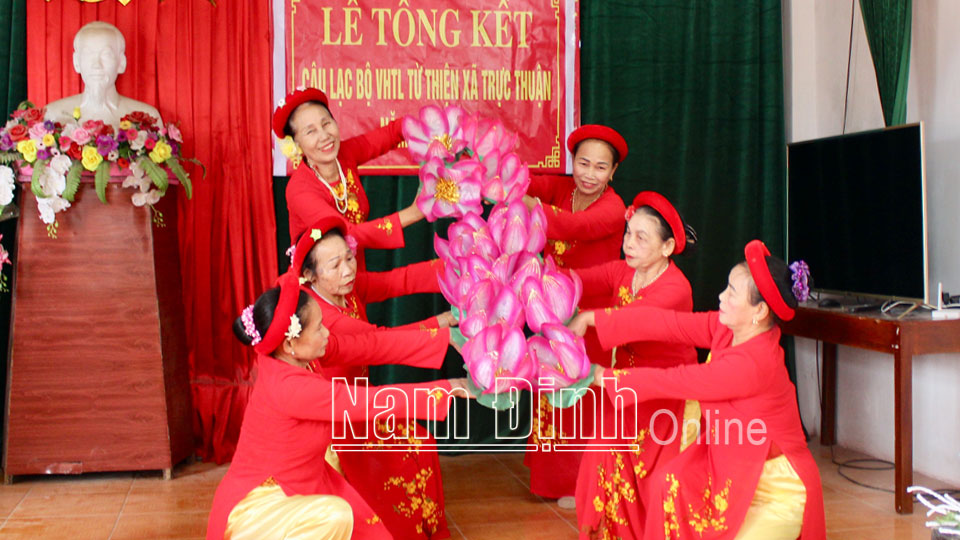 Một tiết mục biểu diễn của CLB Văn hóa tâm linh từ thiện xã Trực Thuận.