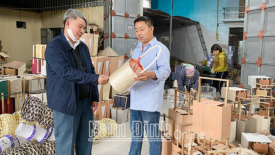 Hội viên Trần Văn Toản, chi Hội CCB Việt Tiến, xã Trực Tuấn thành công với mô hình HTX sản xuất giỏ hoa xuất khẩu tạo việc làm ổn định cho nhiều lao động địa phương.