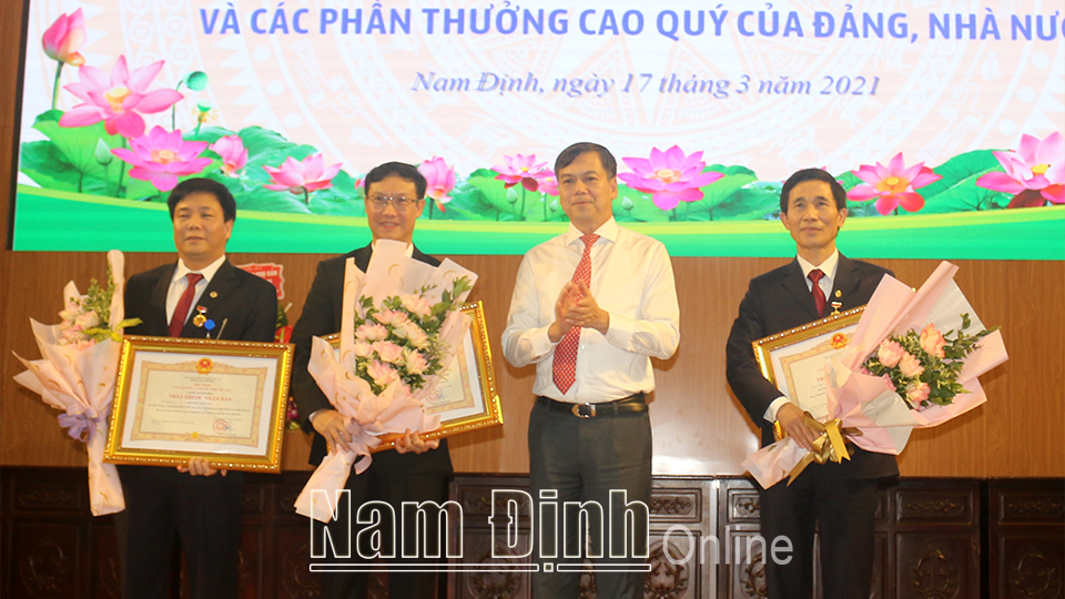 Được sự ủy nhiệm, đồng chí Trần Lê Đoài, TUV, Phó Chủ tịch UBND tỉnh trao danh hiệu Thầy thuốc Nhân dân cho cán bộ Trường Đại học Điều dưỡng Nam Định.