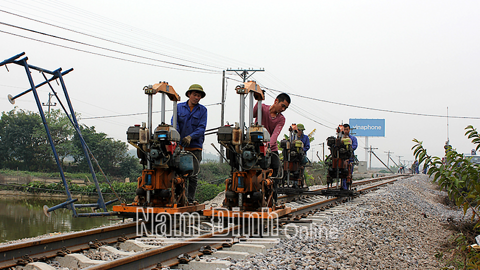 Công ty Cổ phần Đường sắt Hà Ninh đầu tư nâng cấp đoạn đường sắt nằm trên địa phận huyện Vụ Bản.