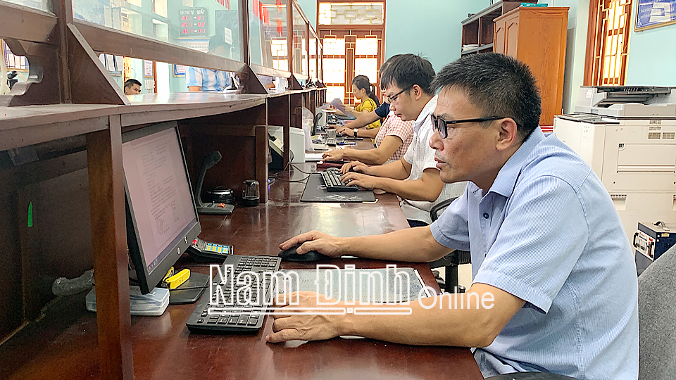 Cán bộ bộ phận "một cửa" huyện Giao Thủy ứng dụng công nghệ thông tin trong giải quyết thủ tục hành chính.