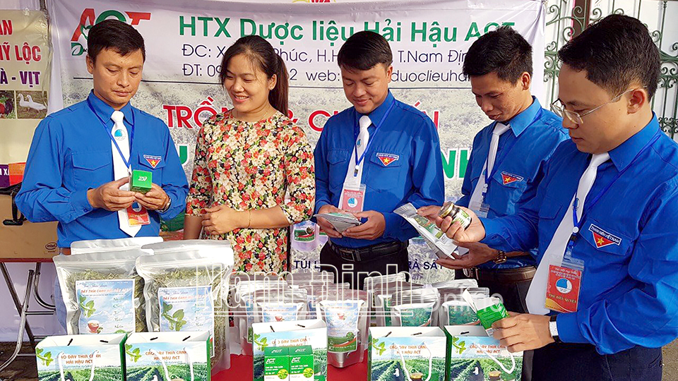 Chị Trần Thị Xuân, Giám đốc HTX Dược liệu Hải Hậu ACT giới thiệu sản phẩm cho khách hàng.  Ảnh: Do cơ sở cung cấp