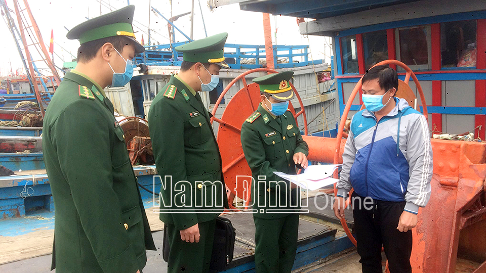Cán bộ, chiến sĩ BĐBP tỉnh tuyên truyền cho ngư dân về công tác phòng chống dịch COVID-19.