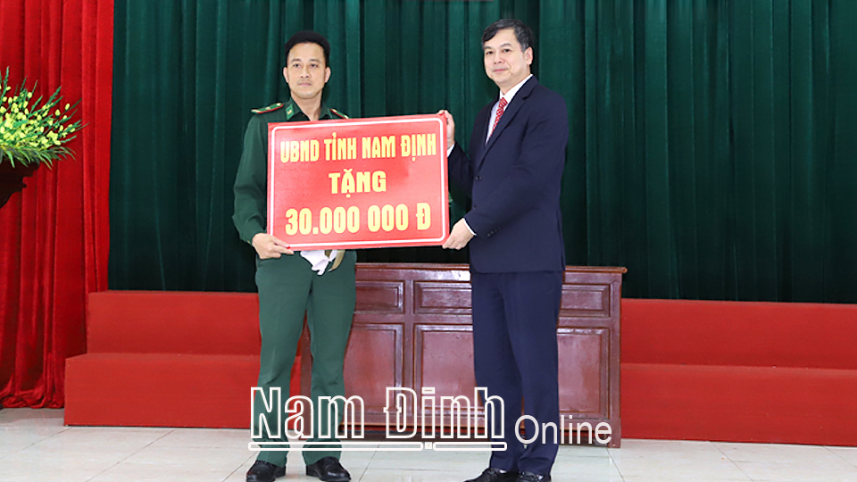 Đồng chí Trần Lê Đoài, Tỉnh ủy viên, Phó Chủ tịch UBND tỉnh đã trao tặng 30 triệu đồng cho cán bộ, chiến sĩ BĐBP tỉnh đi tăng cường phòng, chống dịch bệnh COVID-19 tại tỉnh Long An lực lượng biên phòng tỉnh.