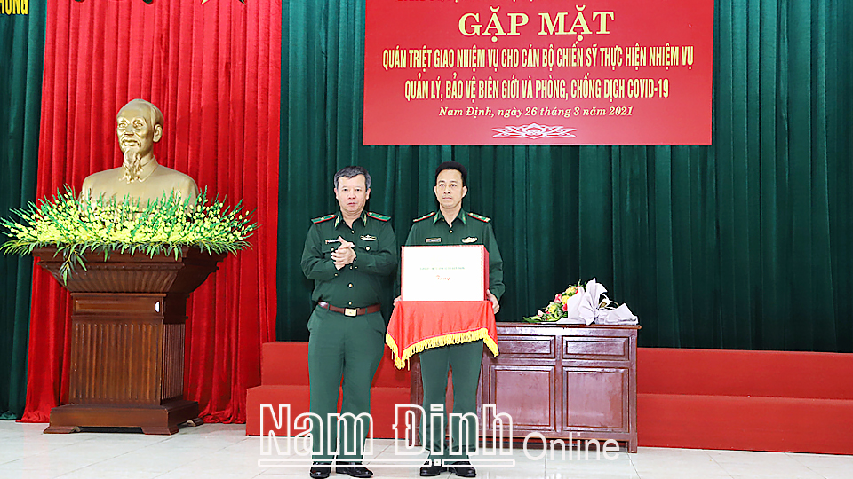 Đồng chí Thiếu tướng Nguyễn Đức Mạnh, Phó Tư lệnh BĐBP Việt Nam tặng quà, động viên cán bộ, chiến sĩ BĐBP tỉnh thực hiện nhiệm tăng cường phòng chống dịch.