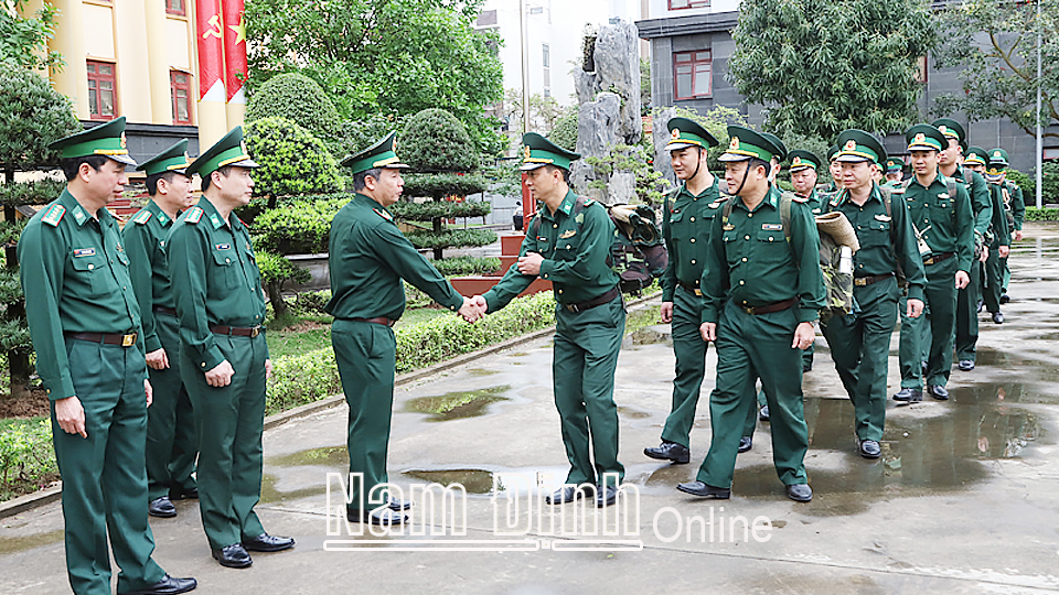 Đồng chí Thiếu tướng Nguyễn Đức Mạnh, Phó Tư lệnh BĐBP Việt Nam; lãnh đạo BĐBP tỉnh động viên cán bộ, chiến sĩ đi tăng cường phòng chống dịch tại tỉnh Long An.