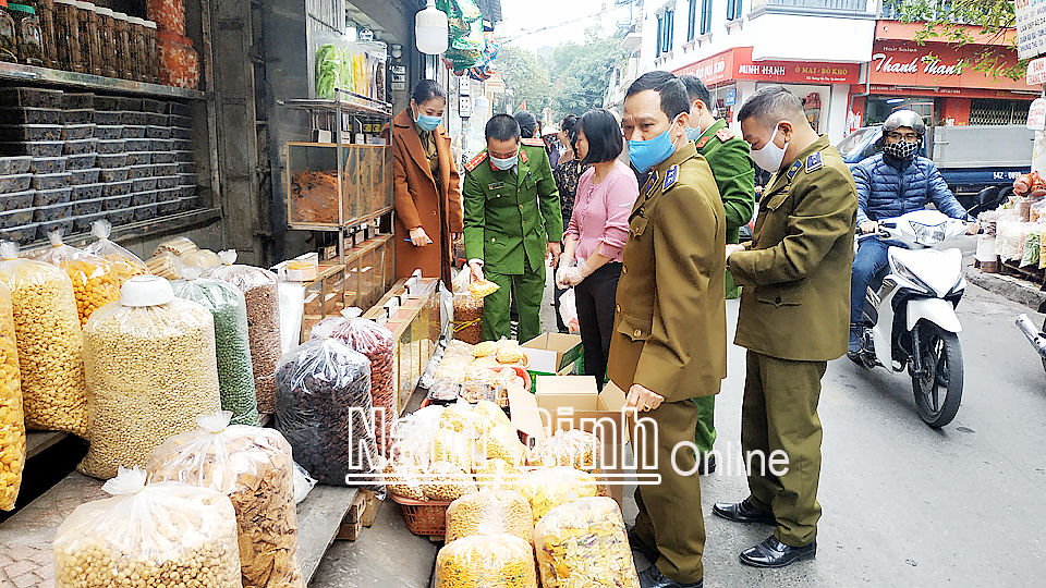 Lực lượng Quản lý thị trường phối hợp với Công an tỉnh kiểm tra an toàn thực phẩm trên địa bàn thành phố Nam Định.