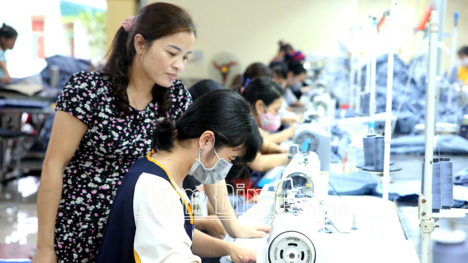Cơ sở may Ngọc Huyền, xã Yên Thọ (Ý Yên) nhận đào tạo nghề may, tạo việc làm cho nhiều lao động địa phương.