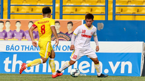 U19 Sông Lam Nghệ An (áo vàng) có chiến thắng đậm 3-0 trước U19 Hoàng Anh Gia Lai.