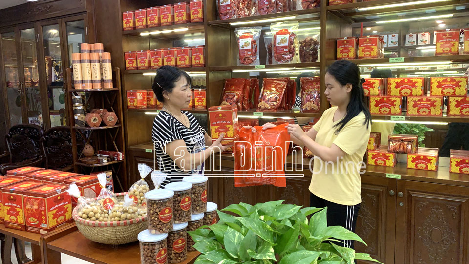 Người tiêu dùng tìm mua sản phẩm kẹo Sìu Châu đạt chuẩn OCOP của Công ty TNHH một thành viên Kim Thành Hoa.