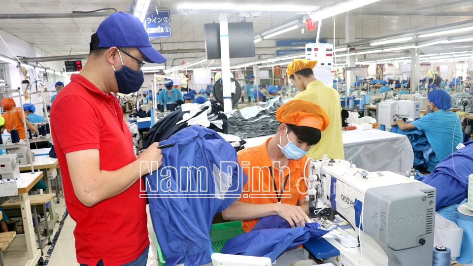 Công ty Cổ phần Bảo Linh, xã Yên Hồng (Ý Yên) sản xuất đồ bảo hộ lao động xuất sang Nhật Bản để ổn định sản xuất, vượt qua khó khăn do dịch bệnh COVID-19.