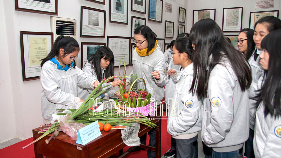 Học sinh Trường THPT chuyên Lê Hồng Phong (thành phố Nam Định) tham quan, tìm hiểu lịch sử, truyền thống tại Bảo tàng tỉnh.