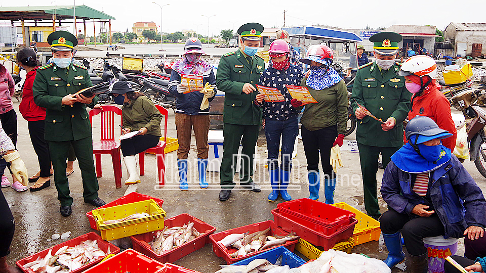 Hội Phụ nữ xã Hải Hòa (Hải Hậu) phối hợp với cán bộ Đồn Biên phòng CKC Hải Thịnh tuyên truyền cho hội viên phụ nữ về bảo vệ an ninh tuyến biển.