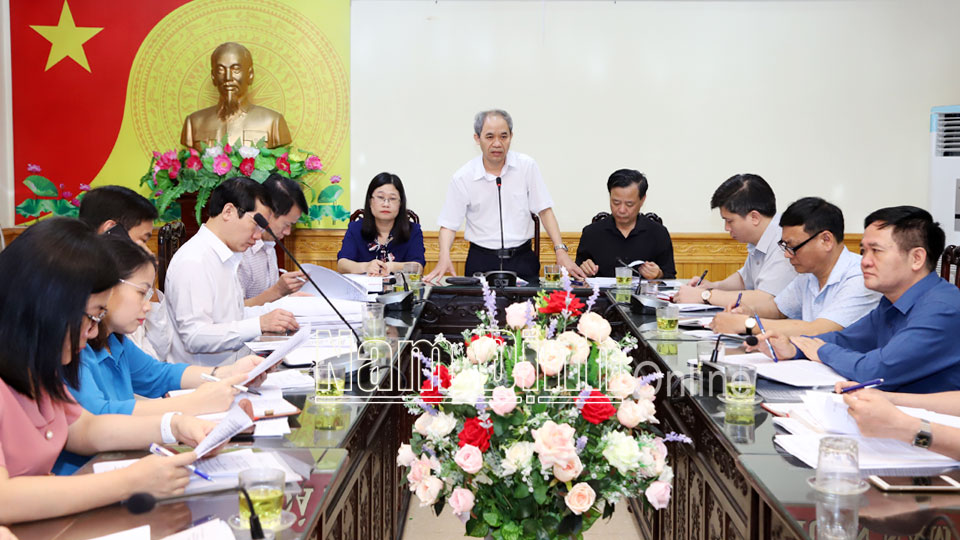 Đồng chí Đoàn Văn Hùng, Ủy viên Ban TVTU, Chủ tịch Ủy ban  MTTQ tỉnh, Phó Chủ tịch UBBC tỉnh phát biểu tại buổi kiểm tra công tác  bầu cử huyện Vụ Bản.