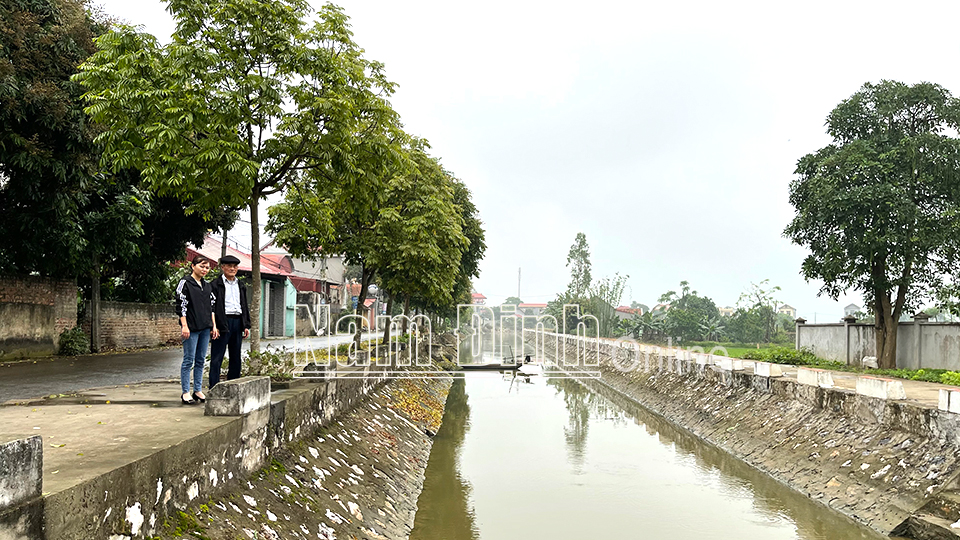 Kênh tiêu nước thôn An Quý, xã Yên Bình (Ý Yên) được kè chắc chắn, dòng chảy không có rác thải, góp phần đưa cảnh quan ngày càng sáng - xanh - sạch - đẹp.