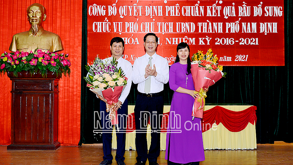 Đồng chí Nguyễn Anh Tuấn, Ủy viên Ban TVTU, Bí thư Thành ủy Nam Định tặng hoa chúc mừng các đồng chí mới được phê chuẩn chức vụ Phó Chủ tịch UBND thành phố Nam Định. 