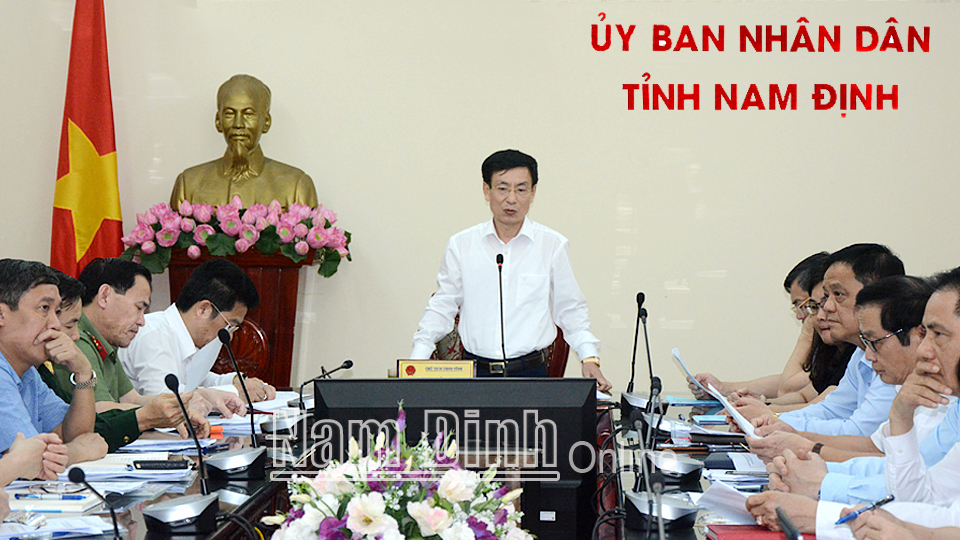 Đồng chí Phạm Đình Nghị, Phó Bí thư Tỉnh ủy, Chủ tịch UBND tỉnh, Trưởng Ban chỉ huy PCTT và TKCN tỉnh phát biểu tại hội nghị trực tuyến.