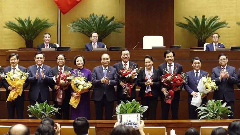 Chủ tịch nước Nguyễn Xuân Phúc, Thủ tướng Chính phủ Phạm Minh Chính, Chủ tịch Quốc hội Vương Đình Huệ và lãnh đạo Đảng, Nhà nước chúc mừng các thành viên của Chính phủ vừa được Quốc hội phê chuẩn.