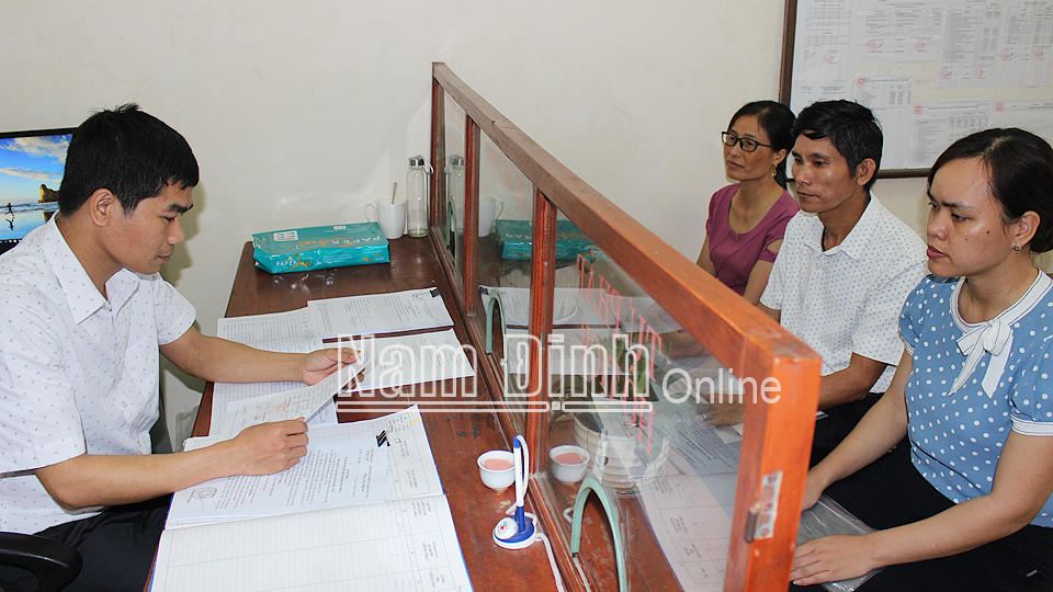 Cán bộ tại bộ phận một cửa UBND xã Yên Chính (Ý Yên) giải quyết thủ tục hành chính theo quy trình ISO cho người dân trên địa bàn.