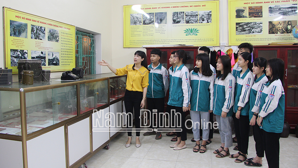 Giờ học giáo dục truyền thống yêu nước cho học sinh ở Trường THPT Quang Trung (Nam Trực).