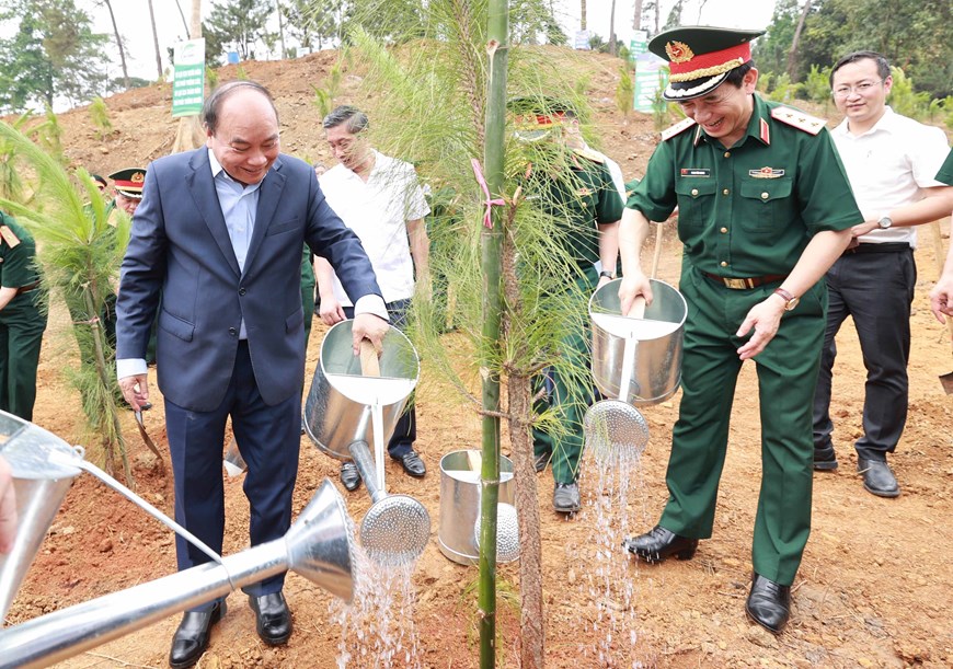 Chủ tịch nước Nguyễn Xuân Phúc cùng các đại biểu trồng cây tại Khu Di tích K9. Ảnh: Thống Nhất/TTXVN