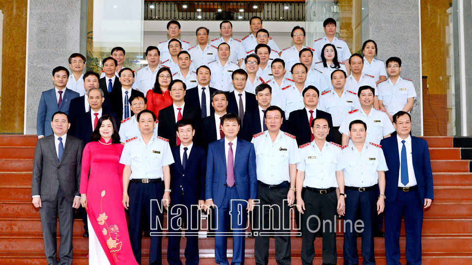 Phó Thủ tướng Chính phủ Lê Minh Khái và Tổng Thanh tra Chính phủ Đoàn Hồng Phong chụp ảnh với lãnh đạo Thanh tra Chính phủ, lãnh đạo tỉnh Nam Định.