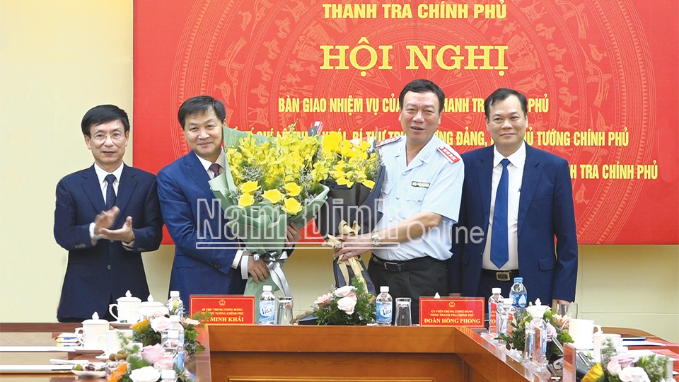 Các đồng chí lãnh đạo tỉnh Nam Định tặng hoa chúc mừng Phó Thủ tướng Chính phủ Lê Minh Khái và Tổng Thanh tra Chính phủ Đoàn Hồng Phong. Ảnh: Đức Thiện