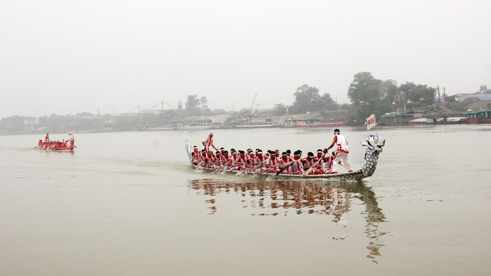 Hội thi bơi chải ở khu vực ngã ba sông (phường Bạch Hạc, thành phố Việt Trì) trong dịp Giỗ Tổ Hùng Vương - lễ hội Đền Hùng.