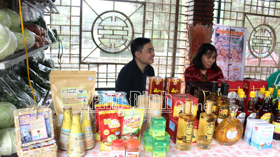 Giới thiệu các sản phẩm OCOP tại đại hội thành lập Hiệp hội văn hóa ẩm thực Nam Định.
