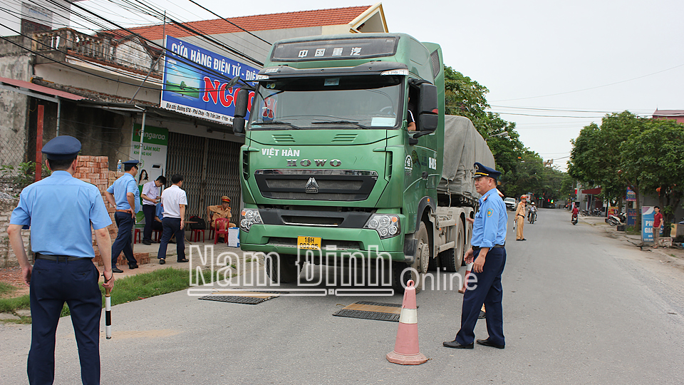 Thanh tra Giao thông (Sở GTVT) phối hợp với các lực lượng chức năng thực hiện kiểm soát tải trọng xe tại đường tỉnh 485 thuộc địa bàn thị trấn Lâm (Ý Yên). 