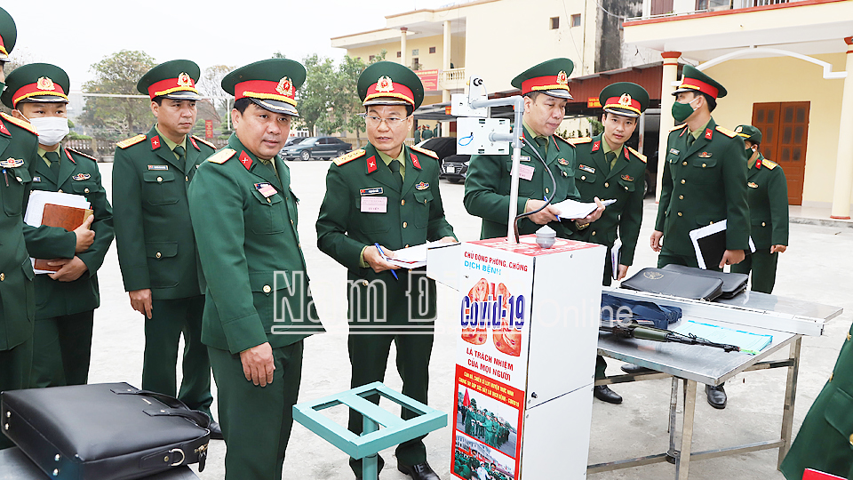 Sản phẩm “Máy đo thân nhiệt, rửa tay sát khuẩn không tiếp xúc” được Hội đồng khoa học của Bộ CHQS tỉnh đánh giá cao.