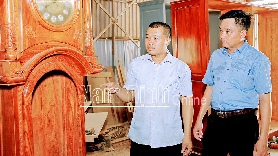 Đồng chí Lê Văn Quốc (bên trái), xóm 17 xã Xuân Hòa là đảng viên có đạo làm kinh tế giỏi từ nghề mộc.  Bài và ảnh: Việt Thắng