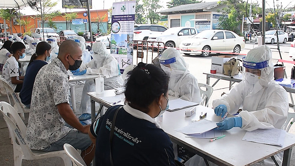 Nhân viên y tế tiến hành lấy mẫu xét nghiệm cho người dân ở tỉnh Ayuthaya. (Ảnh: BangkokPost)