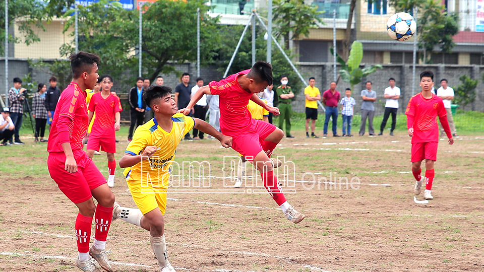9271: cầu thủ của Phòng GD và ĐT thành phố Nam Định (áo đỏ) nỗ lực phá bóng trước sức ép các cầu thủ Phòng GD và ĐT huyện Nam Trực (áo vàng).