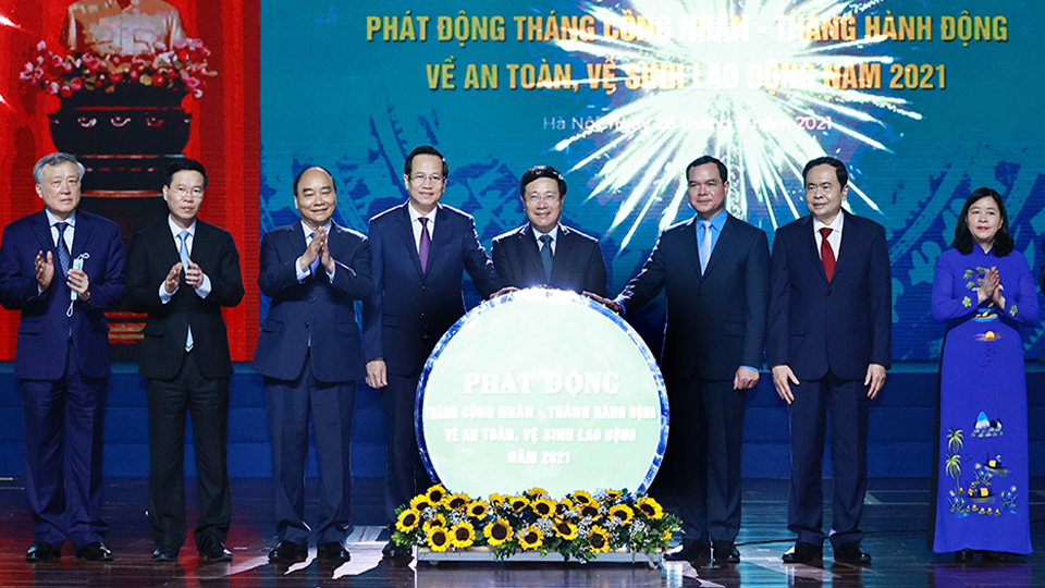 Chủ tịch nước Nguyễn Xuân Phúc và các đại biểu chứng kiến Lễ phát động Tháng công nhân và Tháng hành động về an toàn vệ sinh lao động năm 2021.  Ảnh: Thống Nhất - TTXVN