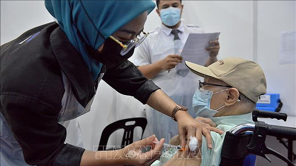  Nhân viên y tế tiêm vaccine phòng COVID-19 cho người dân tại Kuala Lumpur, Malaysia, ngày 26/4/2021. Ảnh: THX/TTXVN