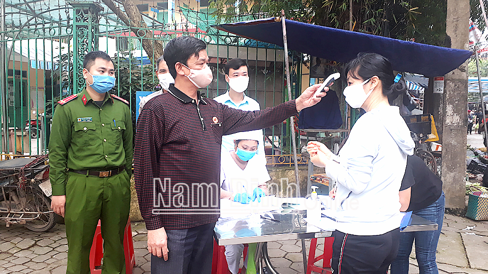 CCB thành phố Nam Định tham gia phòng chống dịch COVID-19.