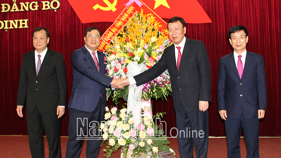 Các đồng chí Thường trực Tỉnh ủy tặng hoa chúc mừng đồng chí Tổng Thanh tra Chính phủ Đoàn Hồng Phong.