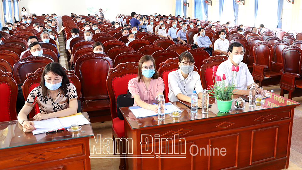 Các ứng cử viên đại biểu Quốc hội tiếp xúc cử tri tại điểm xã Xuân Hòa (Xuân Trường). ảnh: Hoàng Tuấn