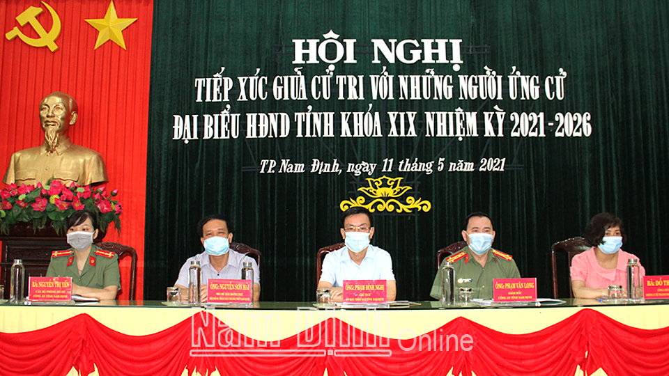 Các ứng cử viên đại biểu HĐND tỉnh, khóa XIX, nhiệm kỳ 2021-2026 tiếp xúc cử tri, vận động bầu cử tại đơn vị bầu cử số 2, thành phố Nam Định.