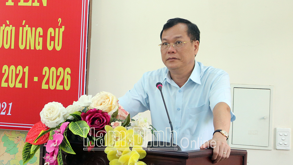 Đồng chí Lê Quốc Chỉnh, Phó Bí thư Thường trực Tỉnh ủy, Chủ tịch HĐND tỉnh phát biểu tại buổi tiếp xúc cử tri huyện Hải Hậu.