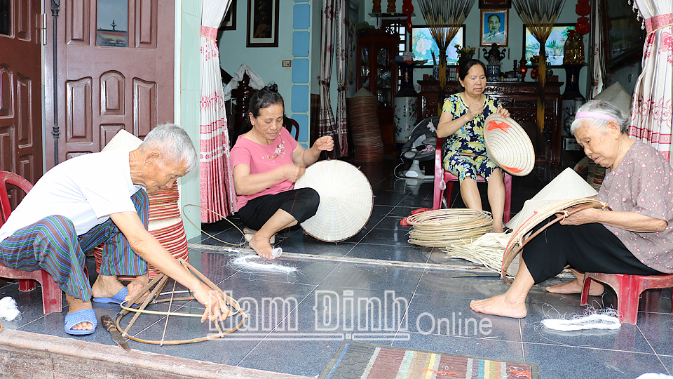 Nghề sản xuất nón lá truyền thống ở thôn Đào Khê Hạ, xã Nghĩa Châu.